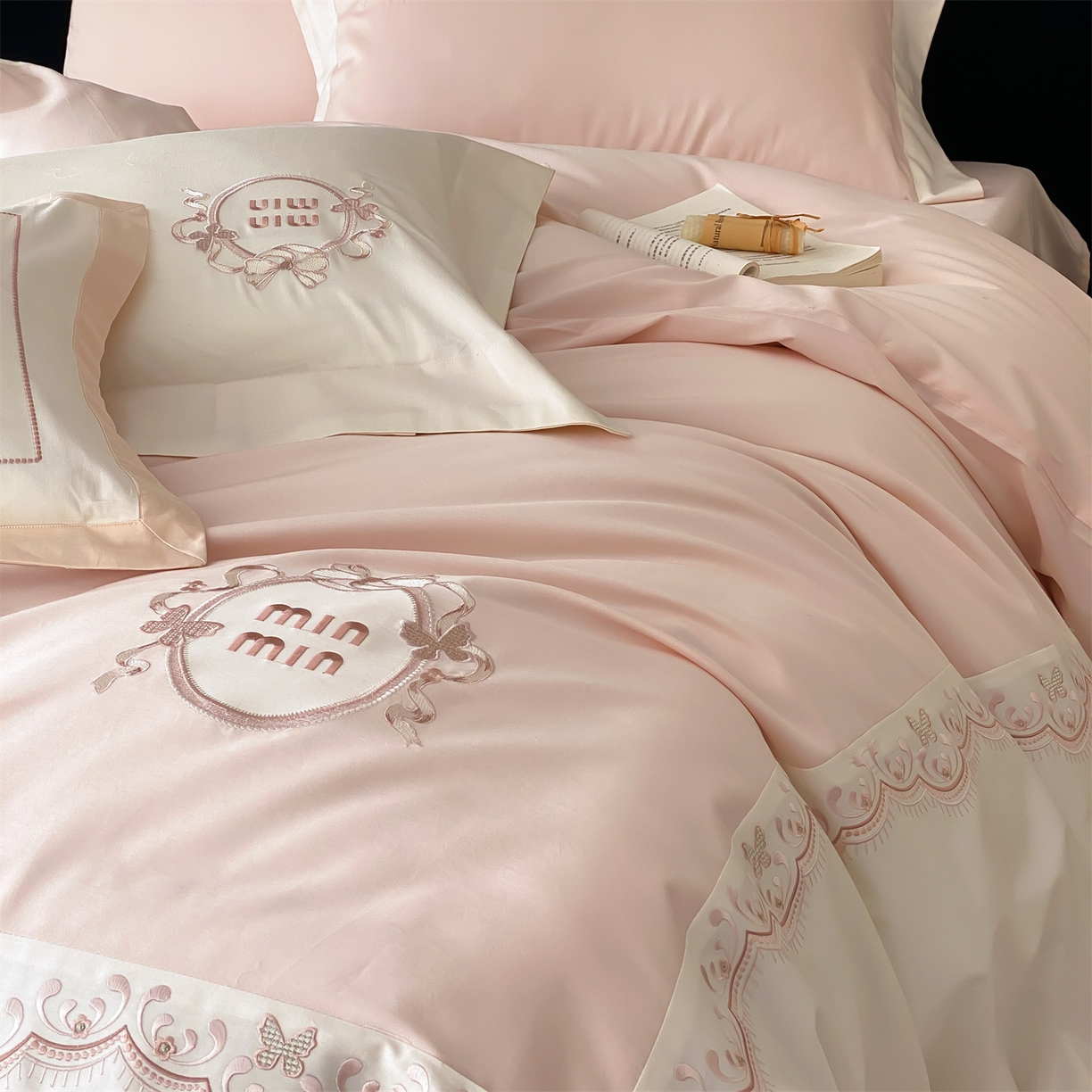 91家纺网 家纺一手货源 找家纺 树下 2026新款a类100支50s双股刺绣高支高密贡缎长绒棉四件套全棉四件套-蝶吟 蝶吟-粉
