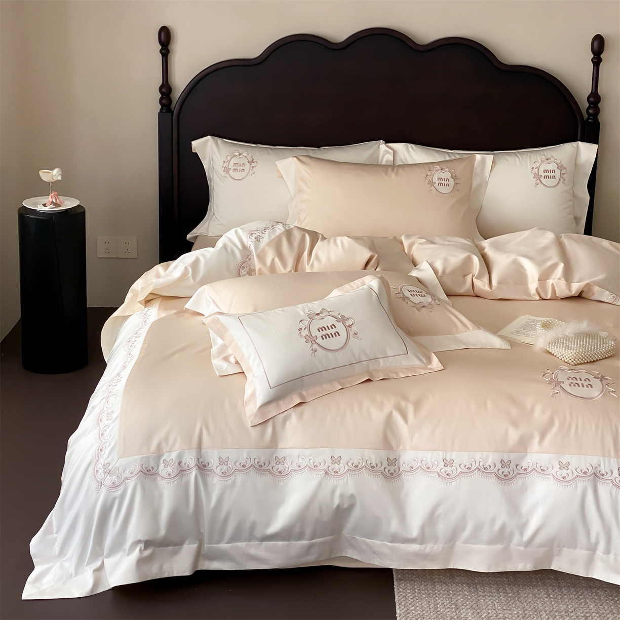 91家纺网 家纺一手货源 找家纺 树下 2026新款a类100支50s双股刺绣高支高密贡缎长绒棉四件套全棉四件套-蝶吟 蝶吟-奶油粉