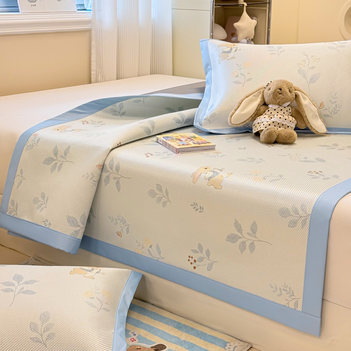 91家纺网 家纺一手货源 找家纺 慕尚家纺 2026新款清新凉感冰藤席平铺款 春日小兔