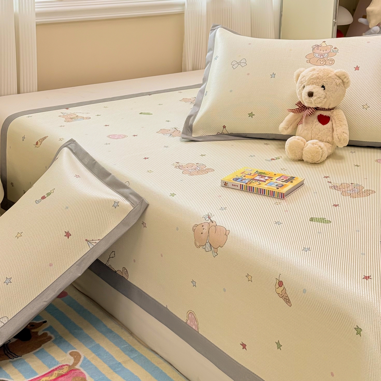 91家纺网 家纺一手货源 找家纺 慕尚家纺 2026新款清新凉感冰藤席平铺款 魔法小熊