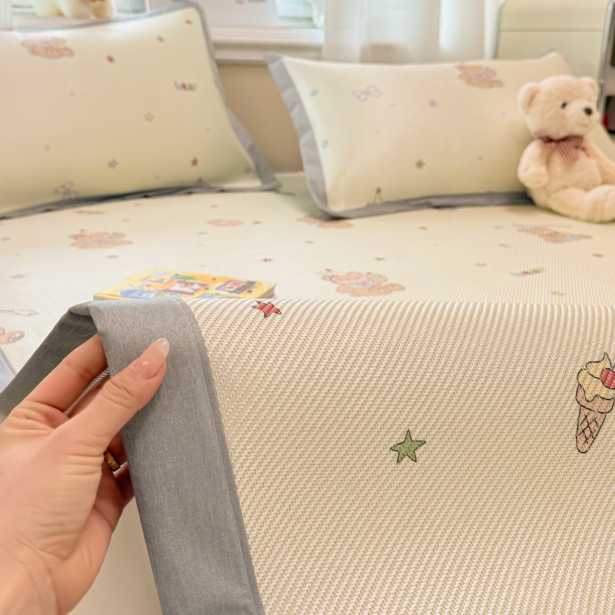 91家纺网 家纺一手货源 找家纺 慕尚家纺 2026新款清新凉感冰藤席平铺款 魔法小熊