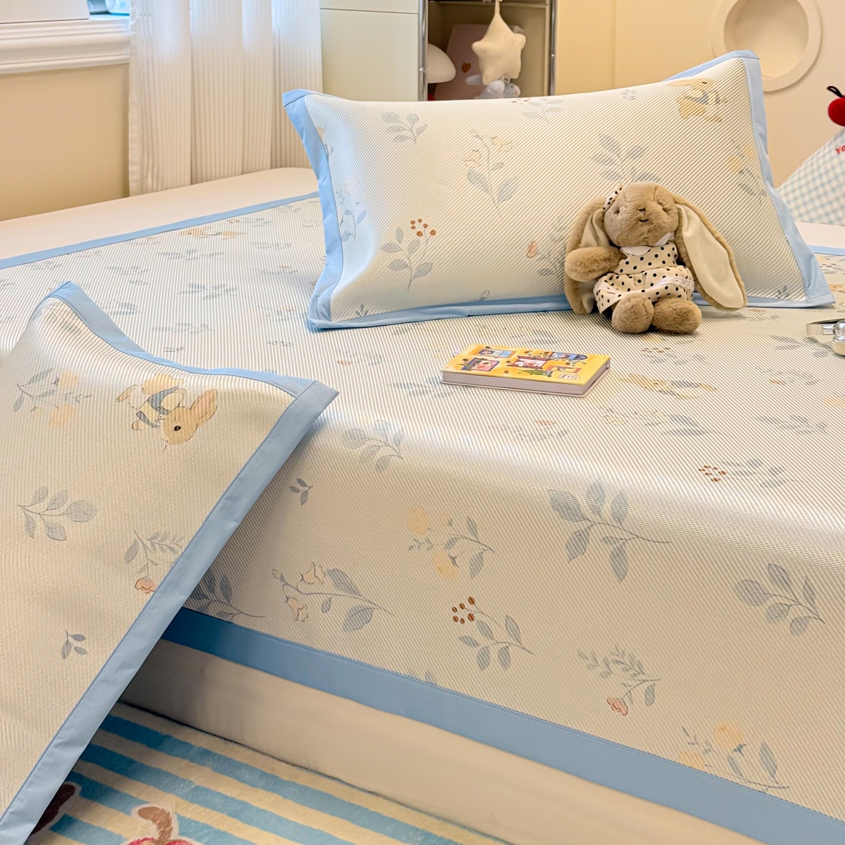 91家纺网 家纺一手货源 找家纺 慕尚家纺 2026新款清新凉感冰藤席平铺款 春日小兔