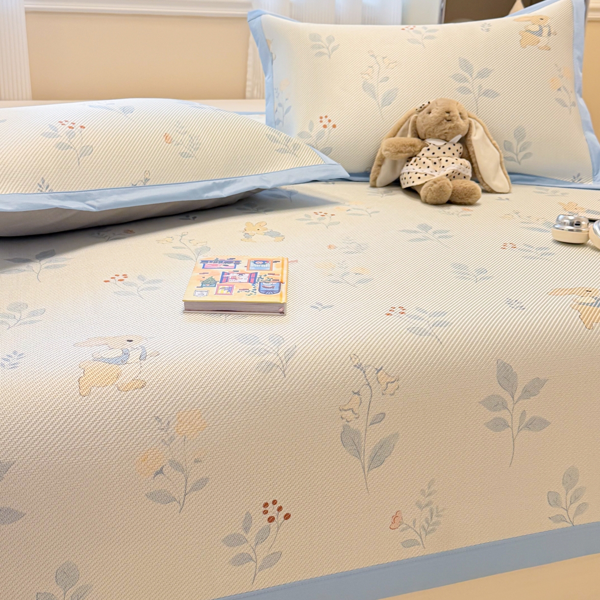 91家纺网 家纺一手货源 找家纺 慕尚家纺 2026新款清新凉感冰藤席平铺款 春日小兔