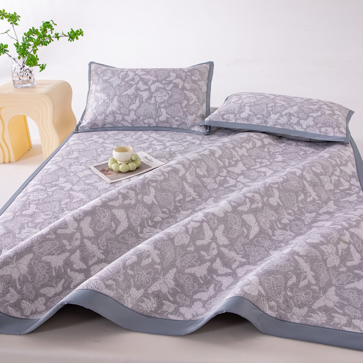 91家纺网 家纺一手货源 找家纺 女子家纺 2026新款A类凉感冰豆豆双面提花席-漫天蝶舞系列 漫天蝶舞-浪漫灰