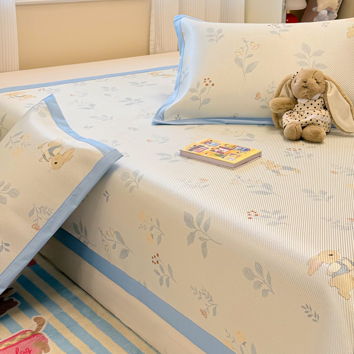 91家纺网 家纺一手货源 找家纺 慕尚家纺 2026新款清新凉感冰藤席平铺款 春日小兔