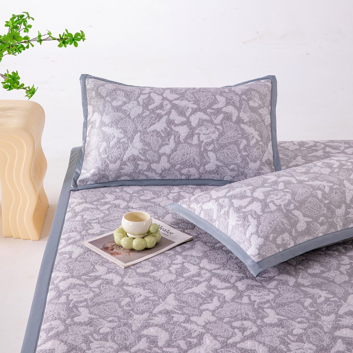 91家纺网 家纺一手货源 找家纺 女子家纺 2026新款A类凉感冰豆豆双面提花席-漫天蝶舞系列 漫天蝶舞-浪漫灰