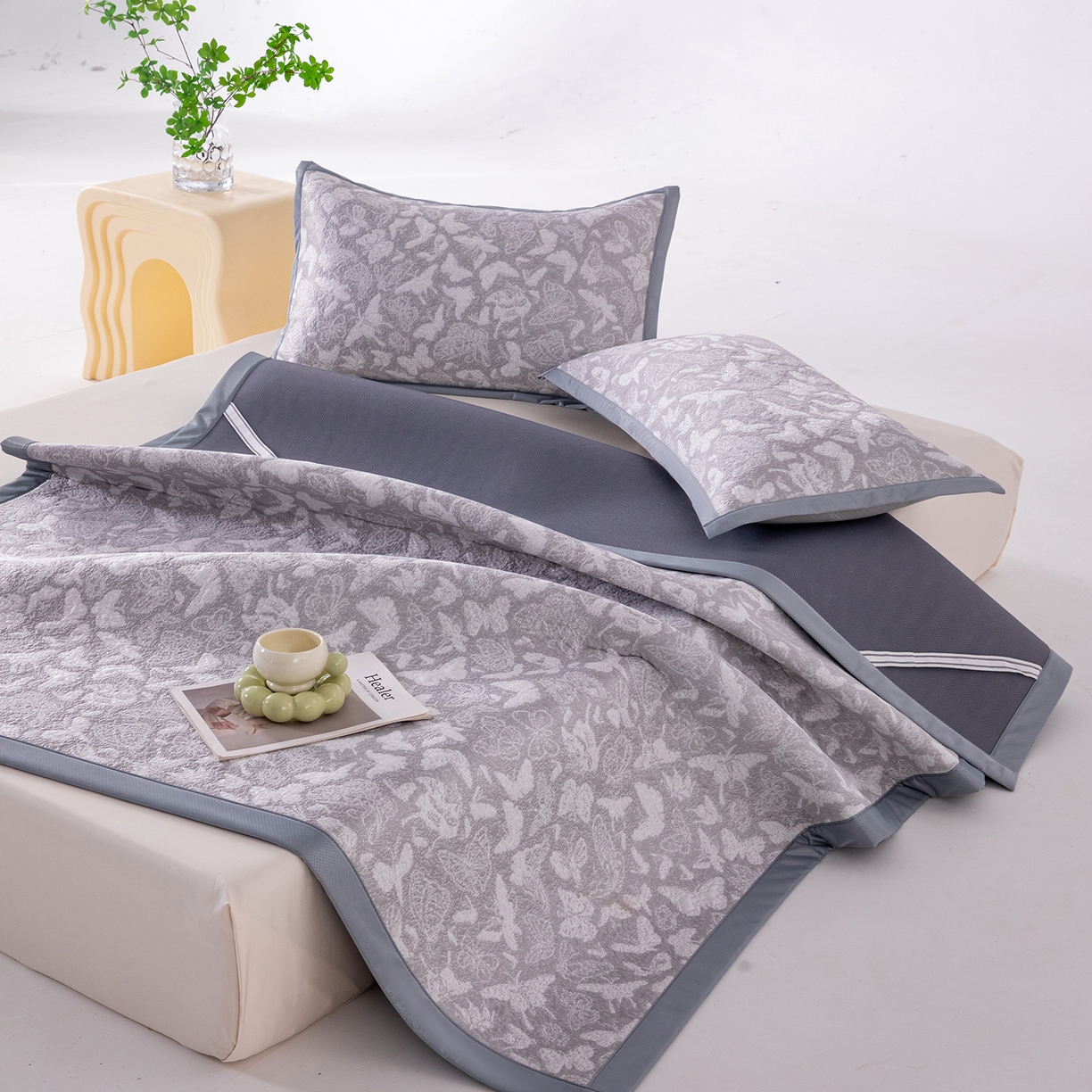 91家纺网 家纺一手货源 找家纺 女子家纺 2026新款A类凉感冰豆豆双面提花席-漫天蝶舞系列 漫天蝶舞-浪漫灰