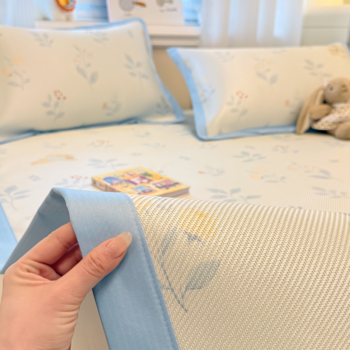 91家纺网 家纺一手货源 找家纺 慕尚家纺 2026新款清新凉感冰藤席平铺款 春日小兔