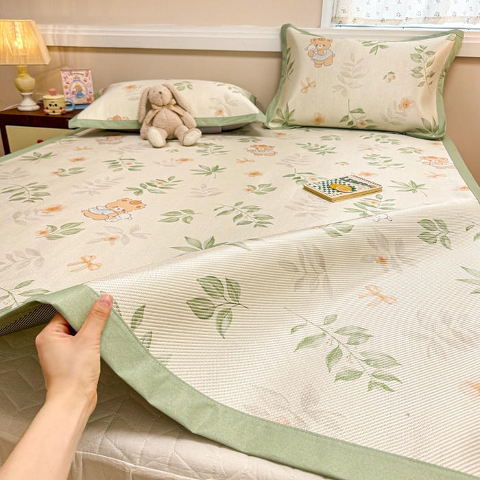 91家纺网 家纺一手货源 找家纺 慕尚家纺 2026新款清新凉感冰藤席平铺款 叶子熊