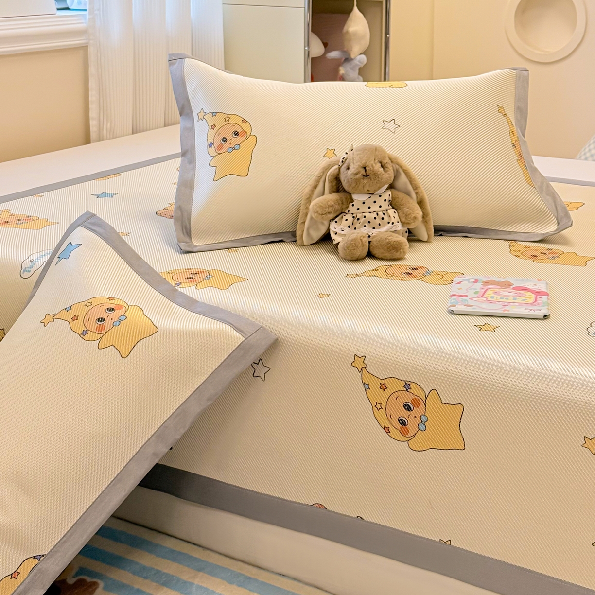 91家纺网 家纺一手货源 找家纺 慕尚家纺 2026新款清新凉感冰藤席平铺款 星星宝宝