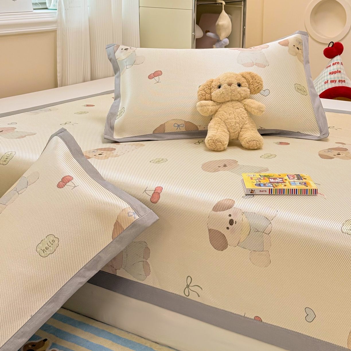 91家纺网 家纺一手货源 找家纺 慕尚家纺 2026新款清新凉感冰藤席平铺款 福禄小狗