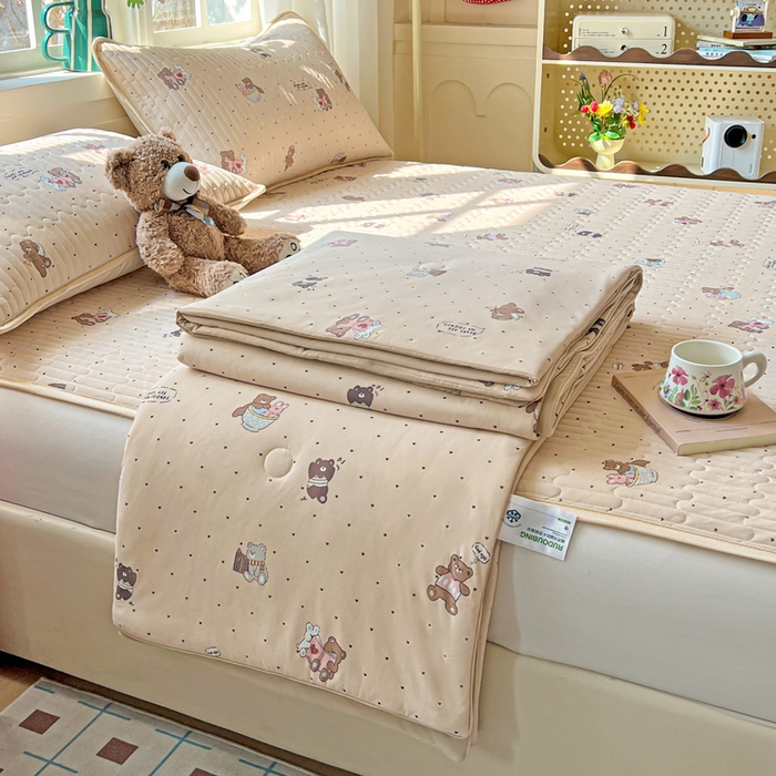 91家纺网 家纺一手货源 找家纺 卡普二店 2026新款A类锦氨凉感印花夏被四件套床盖凉席款--凉席床盖 软糖小熊