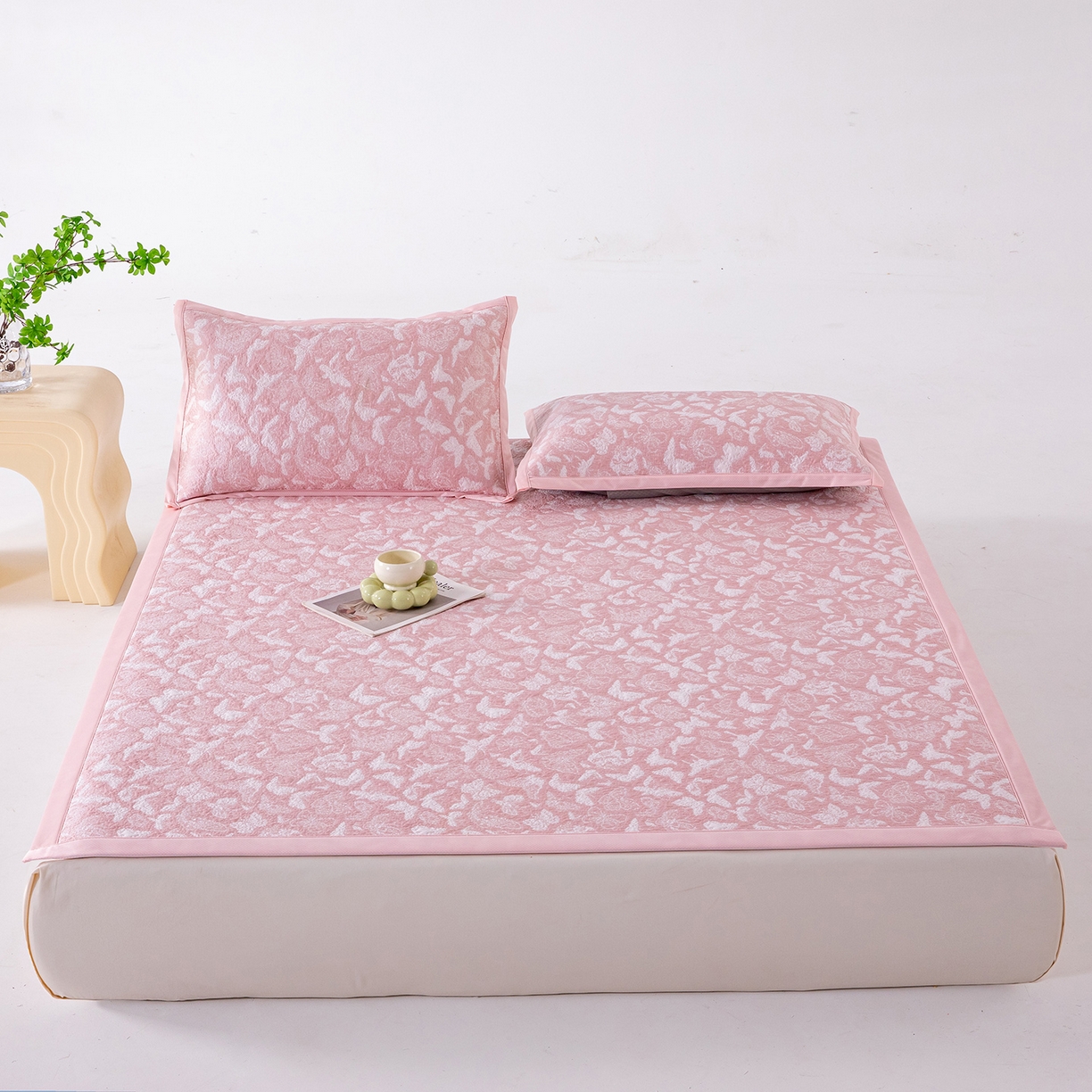 91家纺网 家纺一手货源 找家纺 女子家纺 2026新款A类凉感冰豆豆双面提花席-漫天蝶舞系列 漫天蝶舞-柔和粉