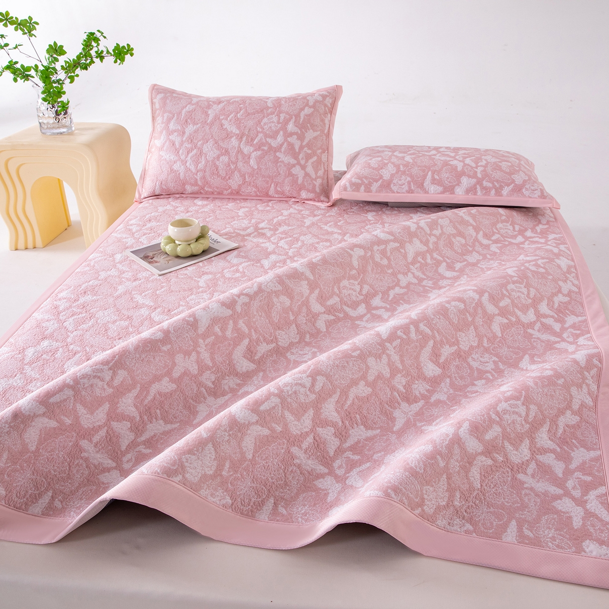 91家纺网 家纺一手货源 找家纺 女子家纺 2026新款A类凉感冰豆豆双面提花席-漫天蝶舞系列 漫天蝶舞-柔和粉