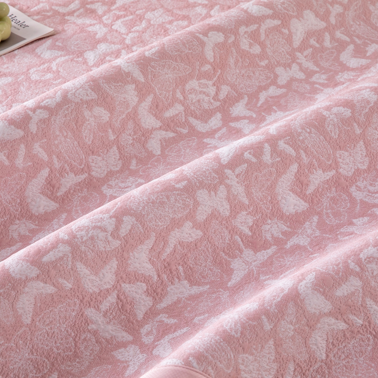 91家纺网 家纺一手货源 找家纺 女子家纺 2026新款A类凉感冰豆豆双面提花席-漫天蝶舞系列 漫天蝶舞-柔和粉