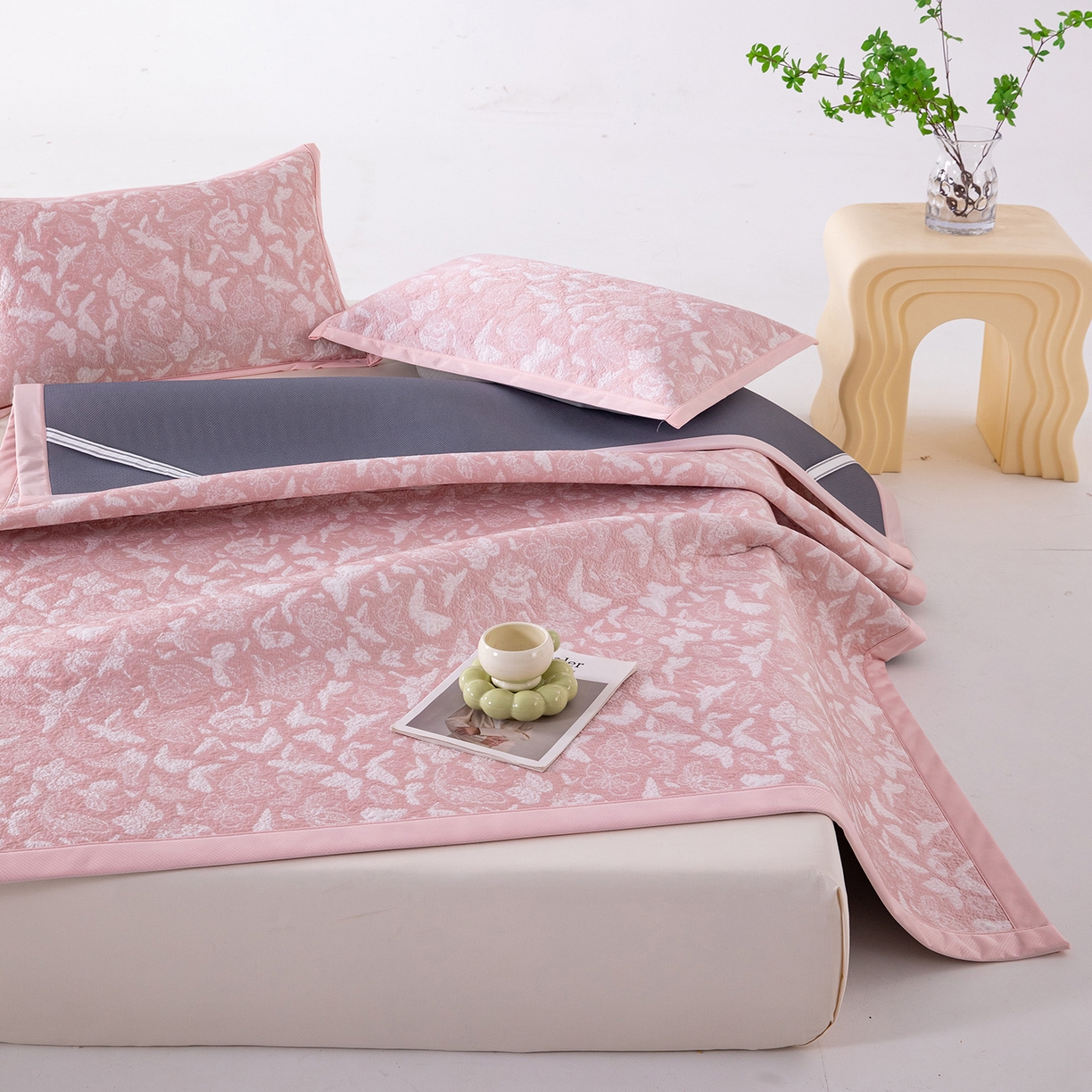 91家纺网 家纺一手货源 找家纺 女子家纺 2026新款A类凉感冰豆豆双面提花席-漫天蝶舞系列 漫天蝶舞-柔和粉