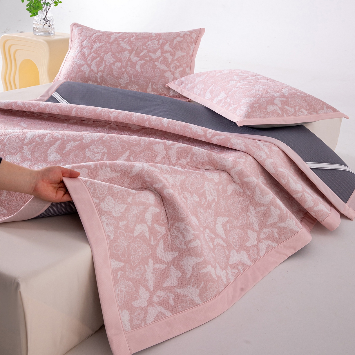 91家纺网 家纺一手货源 找家纺 女子家纺 2026新款A类凉感冰豆豆双面提花席-漫天蝶舞系列 漫天蝶舞-柔和粉