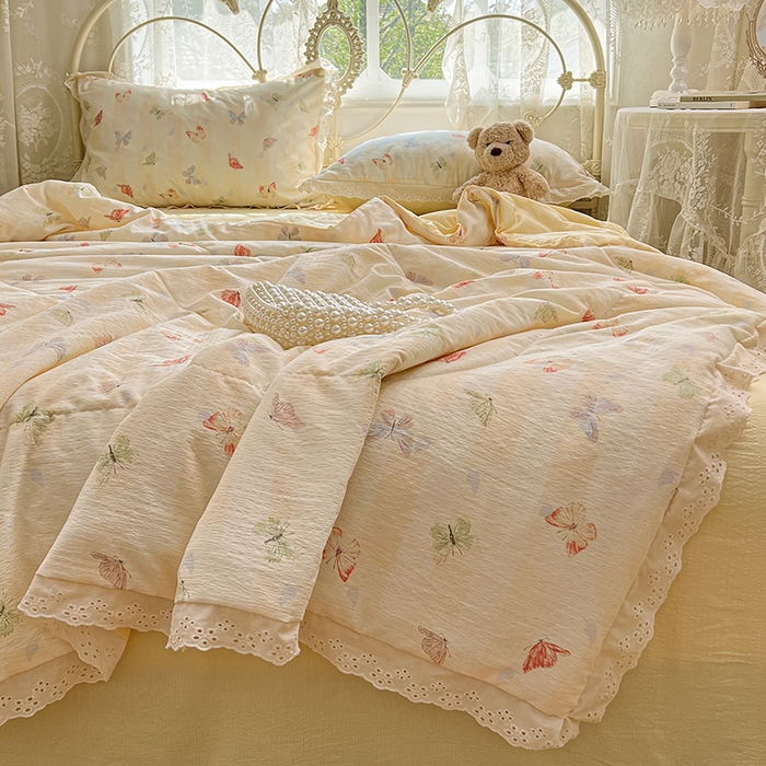 91家纺网 家纺一手货源 找家纺 优尚佳生活馆 2026新款云感皱皱纱全棉花边款夏被四件套 蝶儿飞