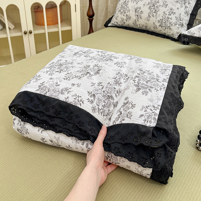 91家纺网 家纺一手货源 找家纺 优尚佳生活馆 2026新款云感皱皱纱全棉花边款夏被四件套 疏影