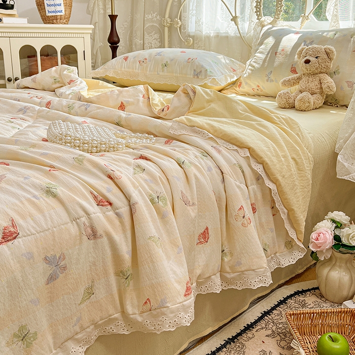 91家纺网 家纺一手货源 找家纺 优尚佳生活馆 2026新款云感皱皱纱全棉花边款夏被四件套 蝶儿飞