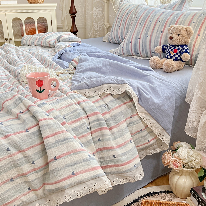 91家纺网 家纺一手货源 找家纺 优尚佳生活馆 2026新款云感皱皱纱全棉花边款夏被四件套 蓝屿