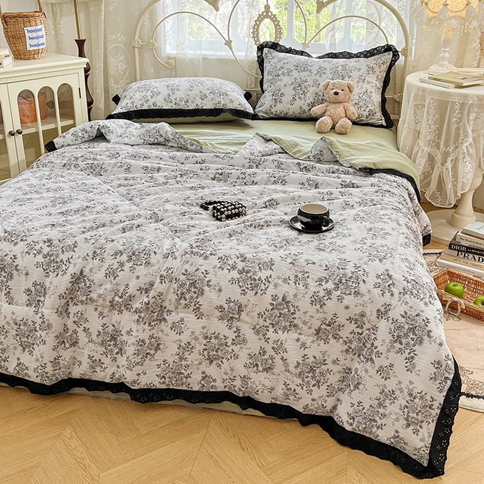 91家纺网 家纺一手货源 找家纺 优尚佳生活馆 2026新款云感皱皱纱全棉花边款夏被四件套 疏影