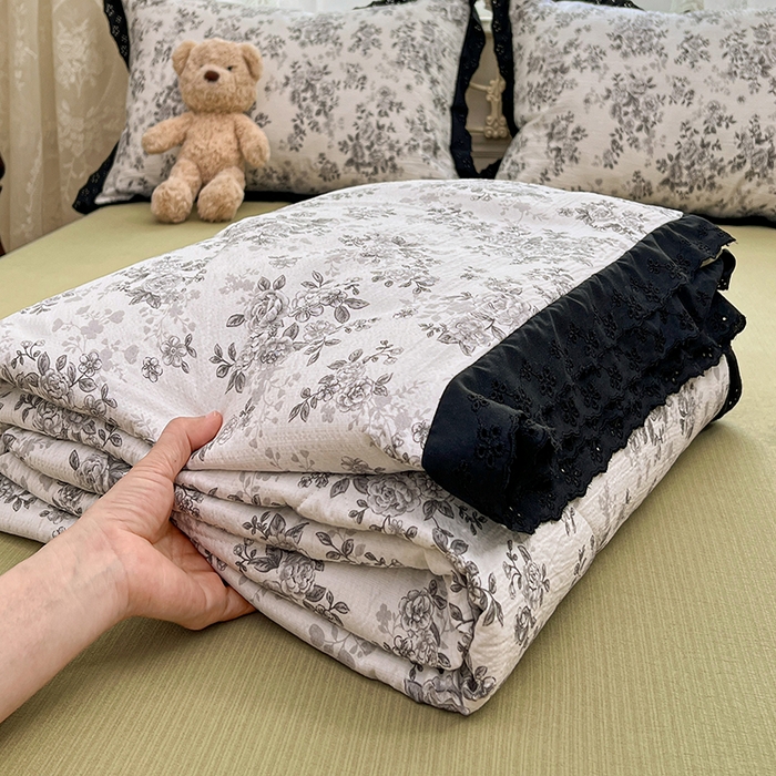 91家纺网 家纺一手货源 找家纺 优尚佳生活馆 2026新款云感皱皱纱全棉花边款夏被四件套 疏影