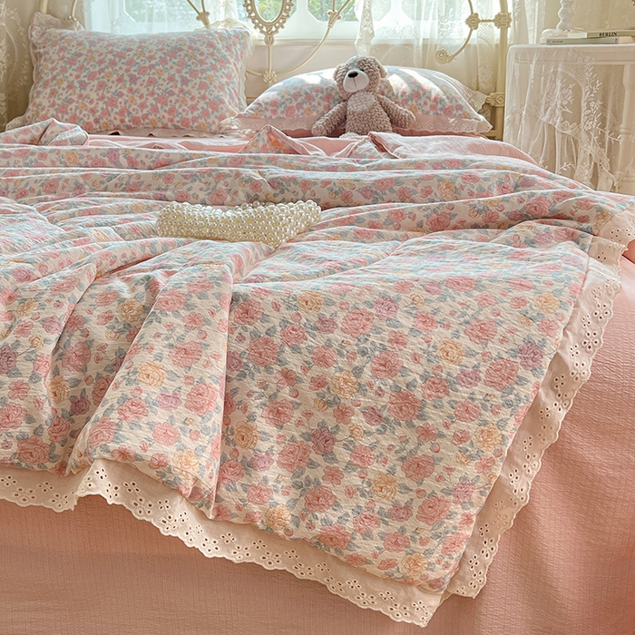 91家纺网 家纺一手货源 找家纺 优尚佳生活馆 2026新款云感皱皱纱全棉花边款夏被四件套 粉糯