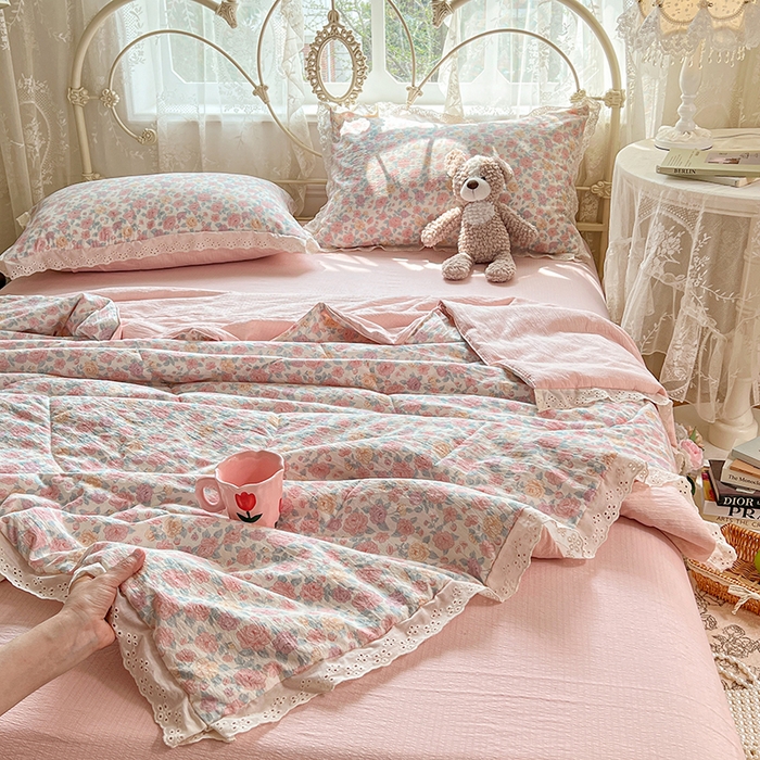 91家纺网 家纺一手货源 找家纺 优尚佳生活馆 2026新款云感皱皱纱全棉花边款夏被四件套 粉糯