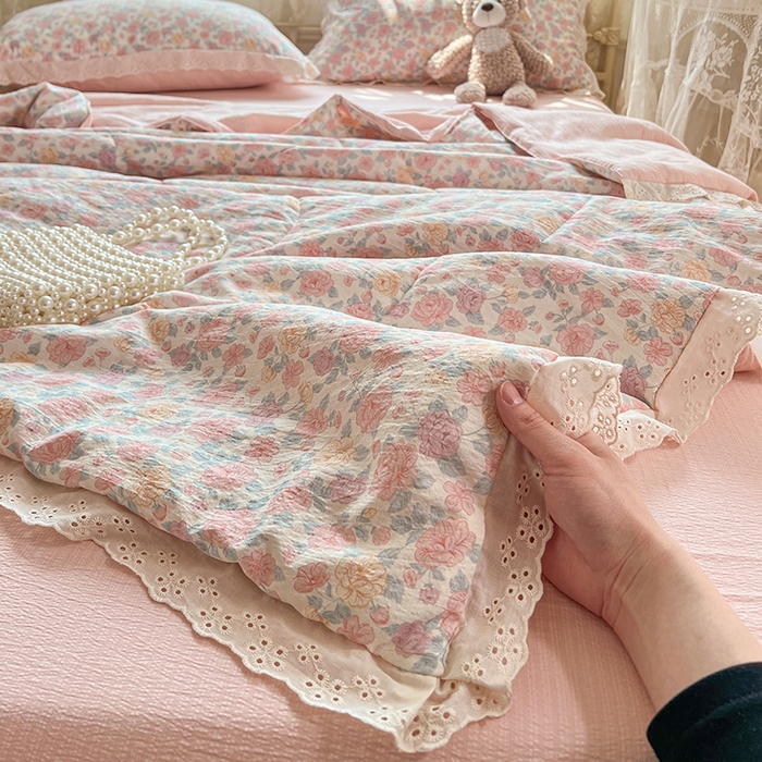 91家纺网 家纺一手货源 找家纺 优尚佳生活馆 2026新款云感皱皱纱全棉花边款夏被四件套 粉糯