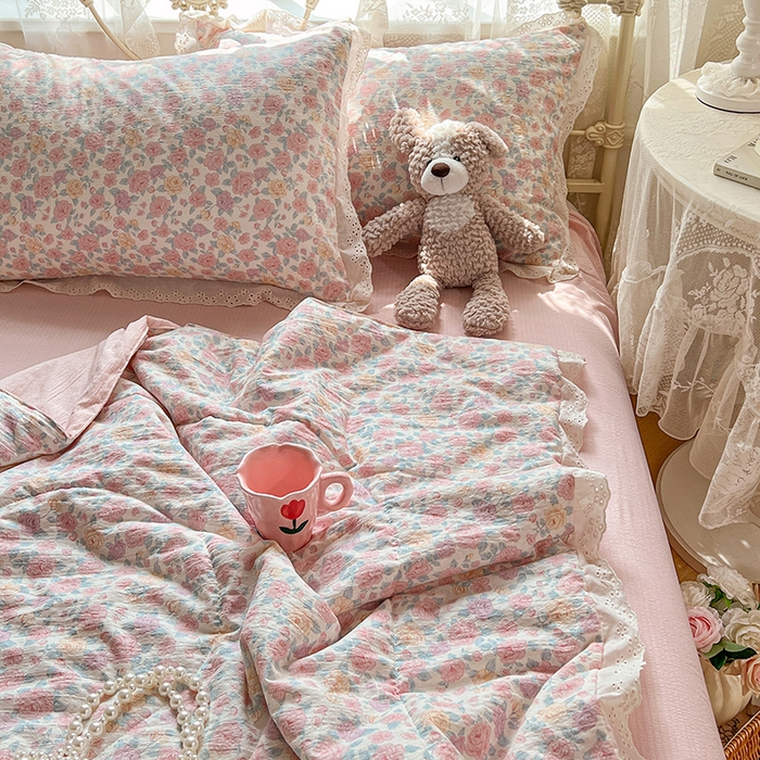 91家纺网 家纺一手货源 找家纺 优尚佳生活馆 2026新款云感皱皱纱全棉花边款夏被四件套 粉糯