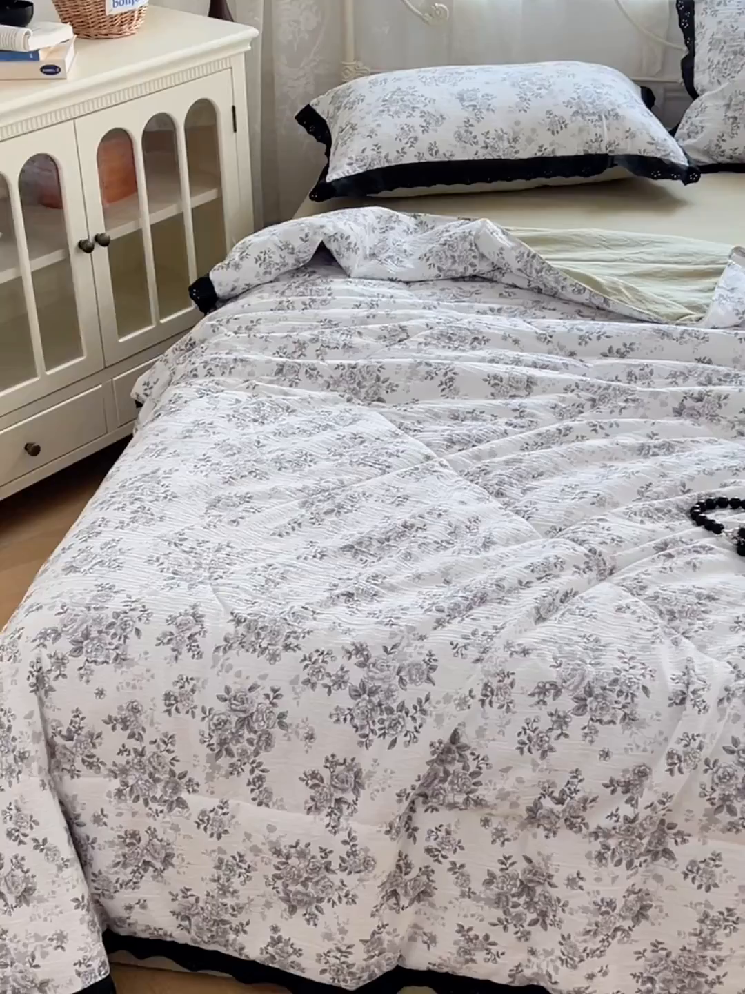 91家纺网 家纺一手货源 找家纺 优尚佳生活馆 2026新款云感皱皱纱全棉花边款夏被四件套 疏影