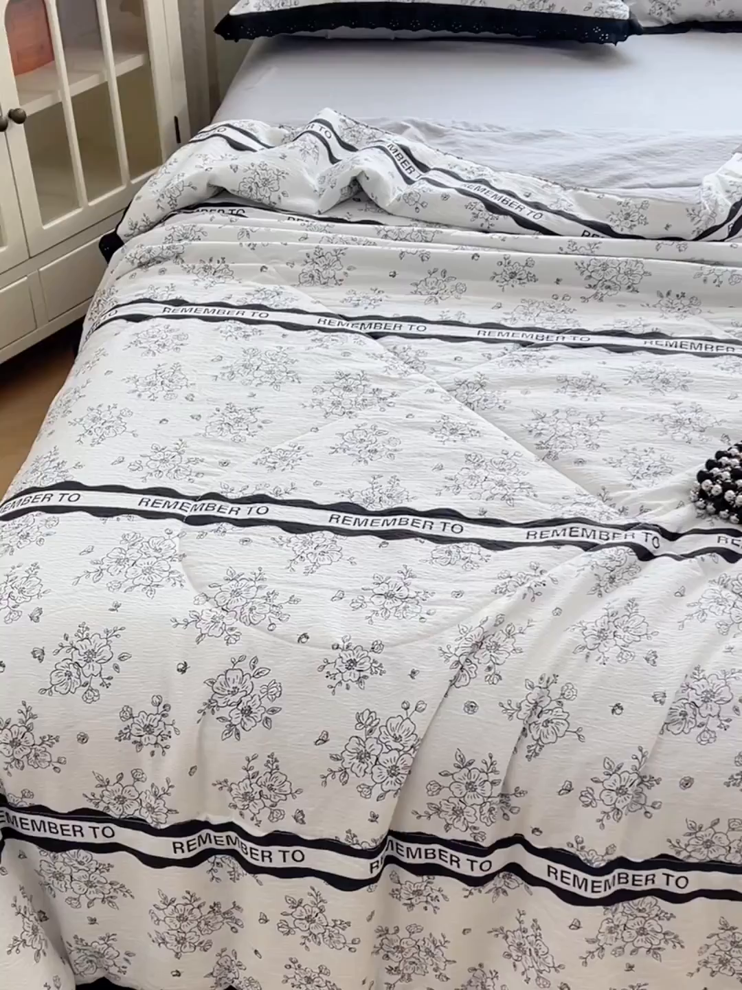 91家纺网 家纺一手货源 找家纺 优尚佳生活馆 2026新款云感皱皱纱全棉花边款夏被四件套 清墨