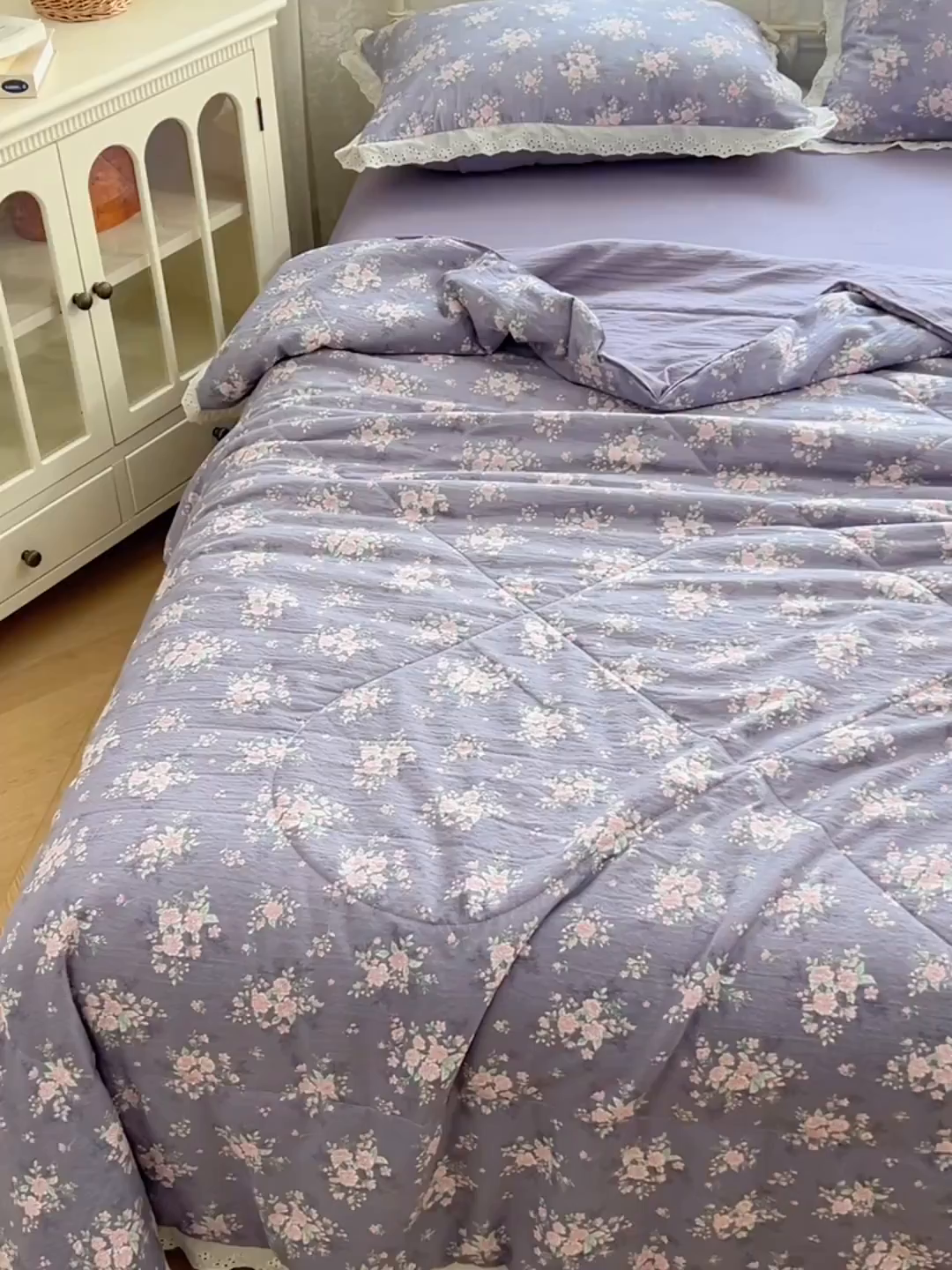 91家纺网 家纺一手货源 找家纺 优尚佳生活馆 2026新款云感皱皱纱全棉花边款夏被四件套 暗香