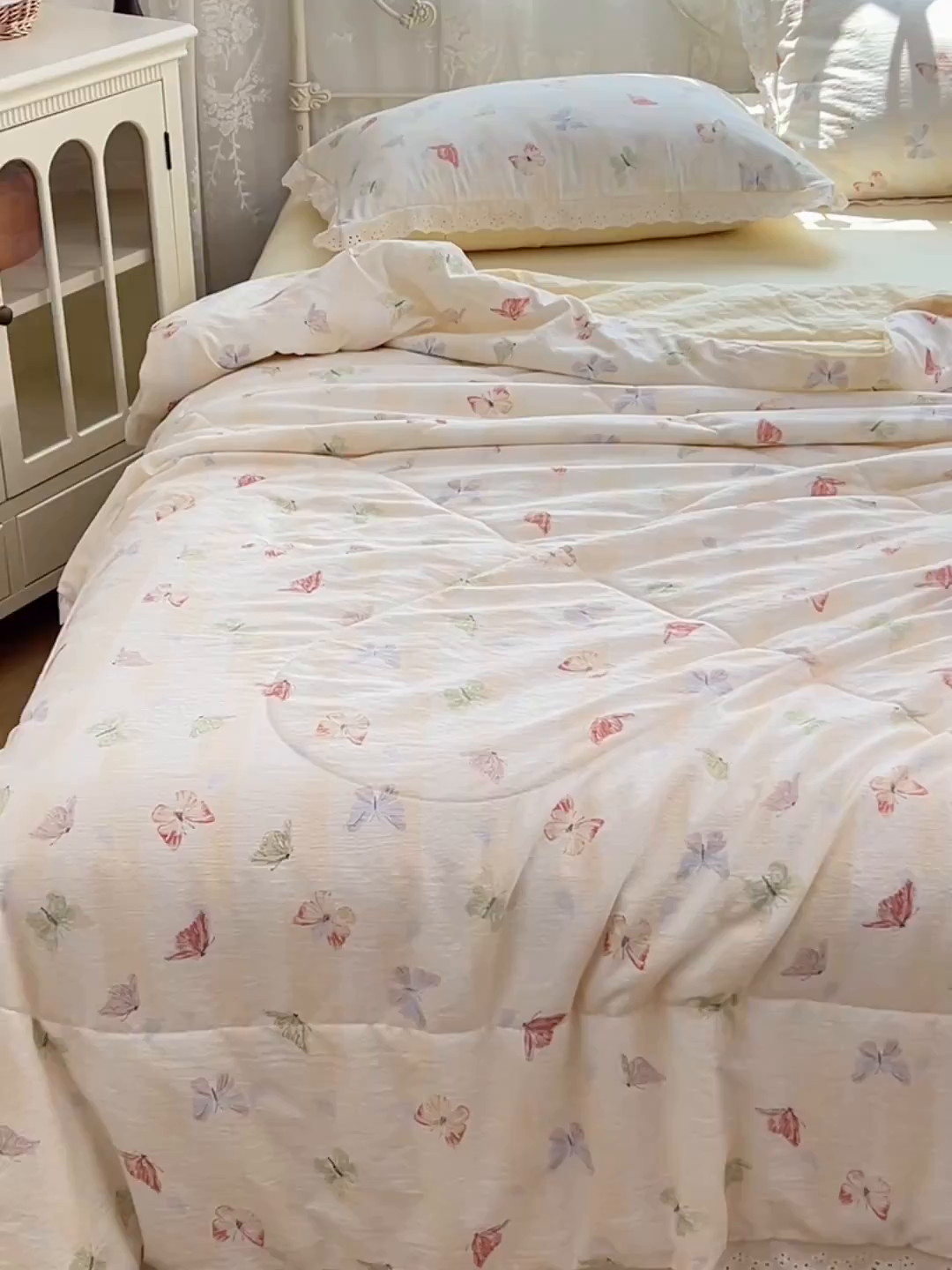 91家纺网 家纺一手货源 找家纺 优尚佳生活馆 2026新款云感皱皱纱全棉花边款夏被四件套 蝶儿飞
