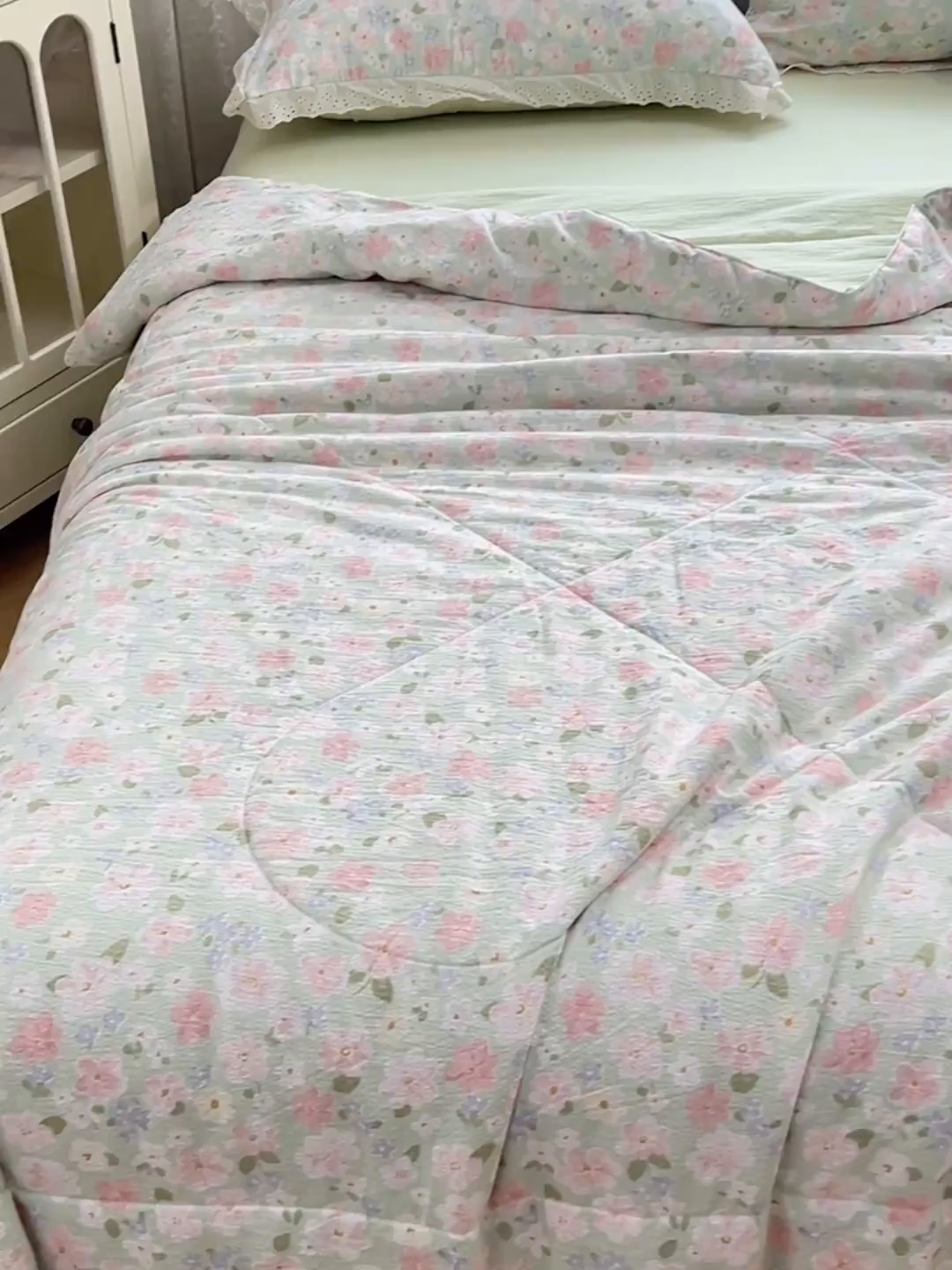 91家纺网 家纺一手货源 找家纺 优尚佳生活馆 2026新款云感皱皱纱全棉花边款夏被四件套 知夏