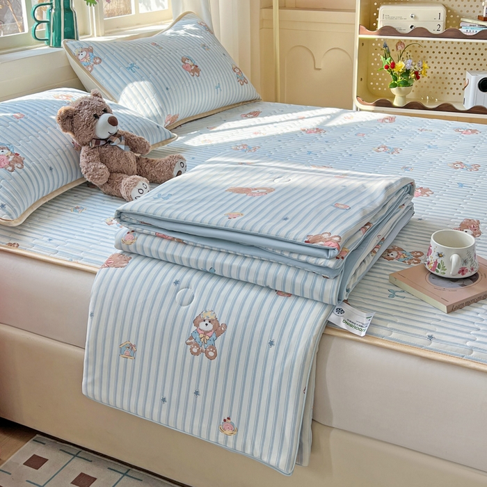 91家纺网 家纺一手货源 找家纺 卡普二店 2026新款A类锦氨凉感印花夏被四件套床盖凉席款--凉席床盖 条纹熊