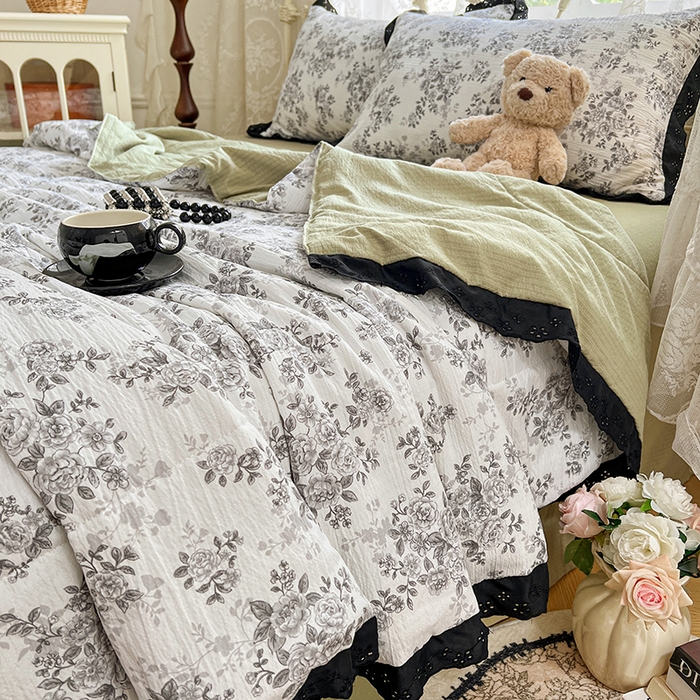 91家纺网 家纺一手货源 找家纺 优尚佳生活馆 2026新款云感皱皱纱全棉花边款夏被四件套 疏影