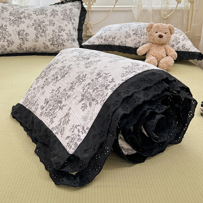 91家纺网 家纺一手货源 找家纺 优佳优品 2026新款云感皱皱纱全棉花边款夏被四件套 疏影