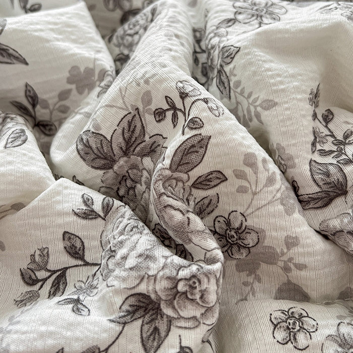 91家纺网 家纺一手货源 找家纺 优佳优品 2026新款云感皱皱纱全棉花边款夏被四件套 疏影