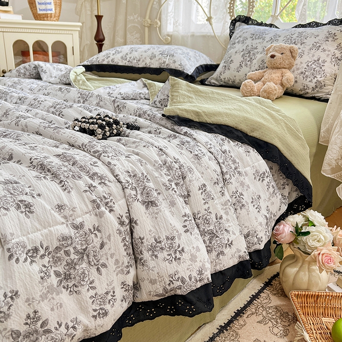 91家纺网 家纺一手货源 找家纺 优佳优品 2026新款云感皱皱纱全棉花边款夏被四件套 疏影