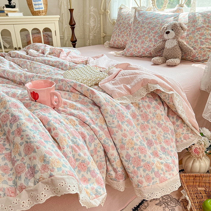 91家纺网 家纺一手货源 找家纺 优佳优品 2026新款云感皱皱纱全棉花边款夏被四件套 粉糯