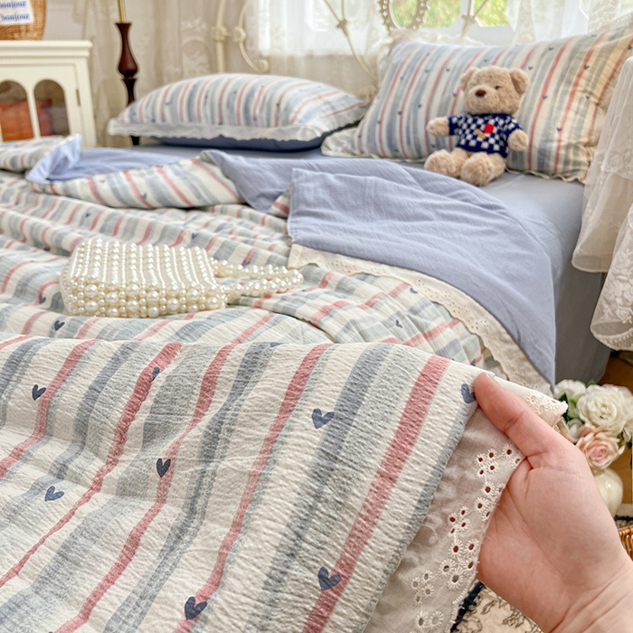 91家纺网 家纺一手货源 找家纺 优佳优品 2026新款云感皱皱纱全棉花边款夏被四件套 蓝屿