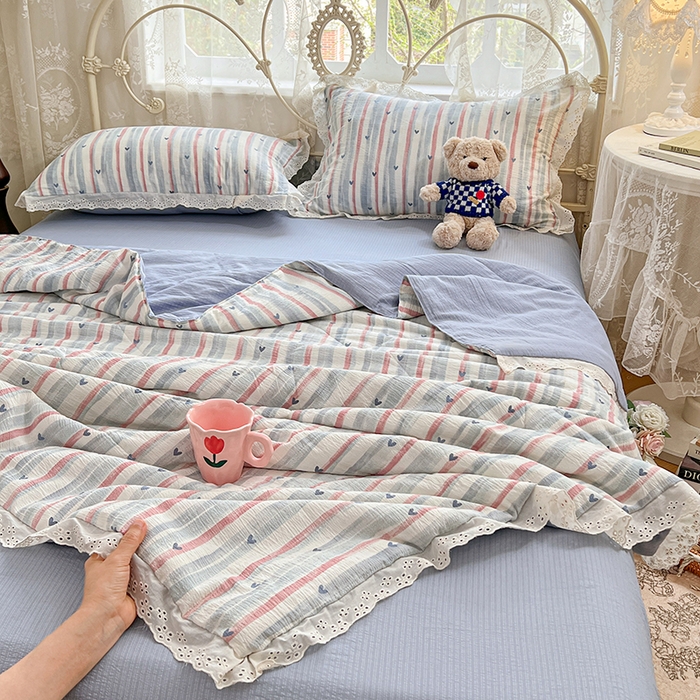 91家纺网 家纺一手货源 找家纺 优佳优品 2026新款云感皱皱纱全棉花边款夏被四件套 蓝屿