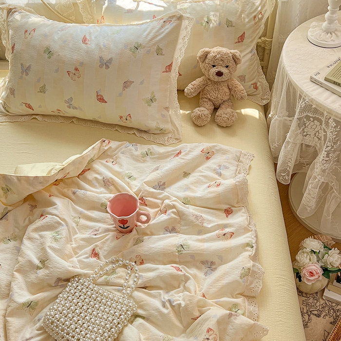 91家纺网 家纺一手货源 找家纺 优佳优品 2026新款云感皱皱纱全棉花边款夏被四件套 蝶儿飞