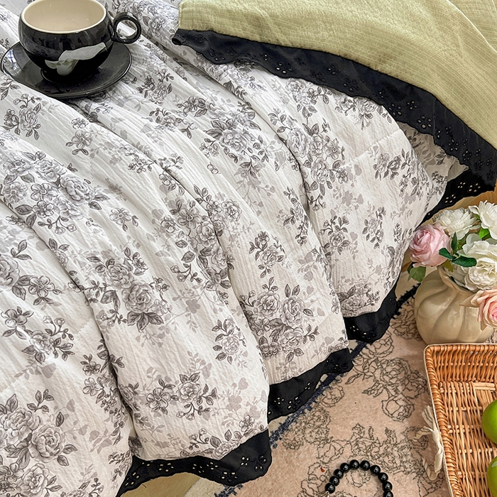 91家纺网 家纺一手货源 找家纺 优佳优品 2026新款云感皱皱纱全棉花边款夏被四件套 疏影