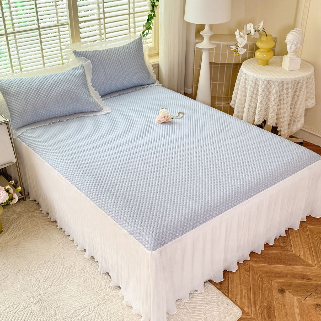 91家纺网 家纺一手货源 找家纺 逸尚阁 2026新款凉感夏被冰豆豆床裙凉席四件套 冰豆豆-宝石蓝