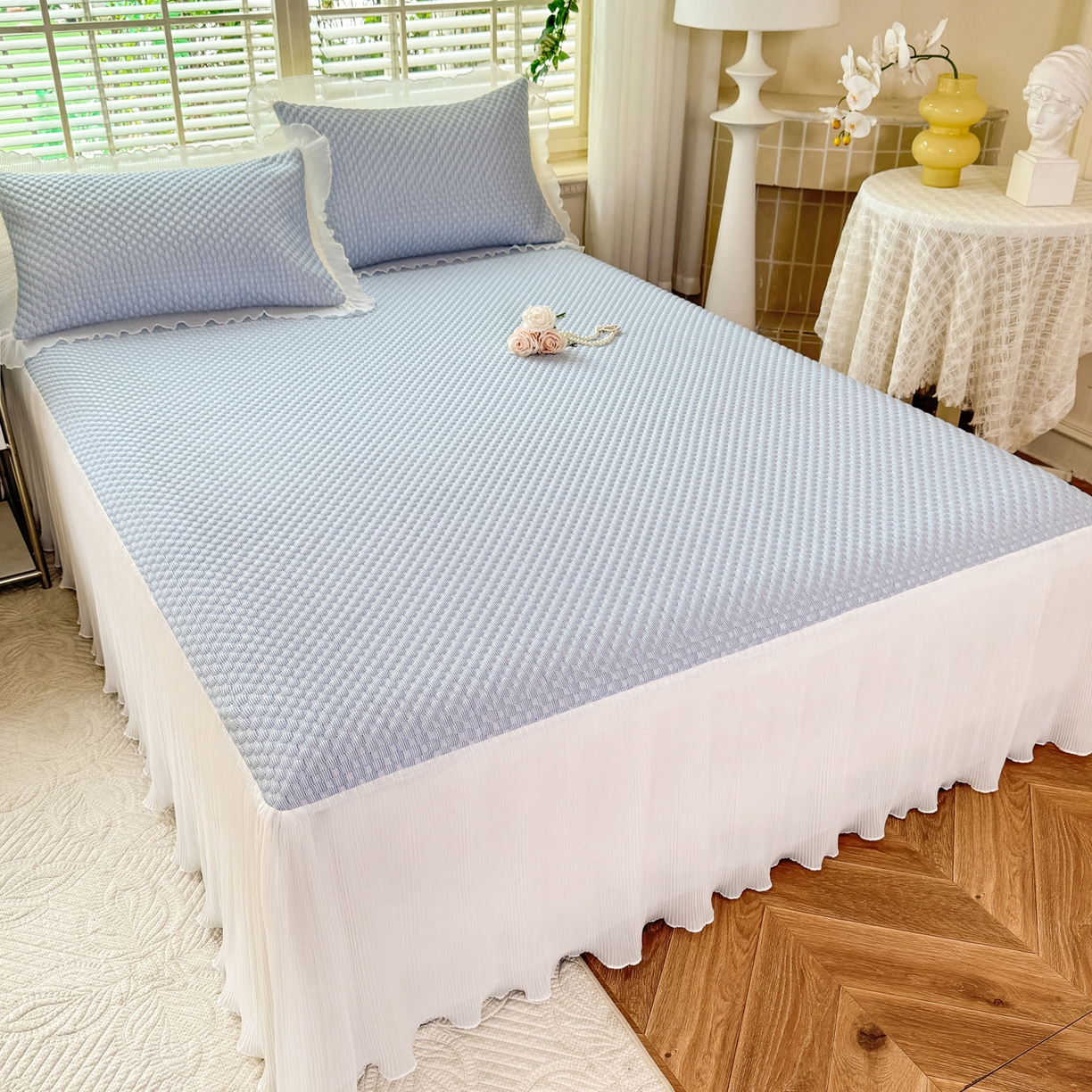 91家纺网 家纺一手货源 找家纺 逸尚阁 2026新款凉感夏被冰豆豆床裙凉席四件套 冰豆豆-宝石蓝