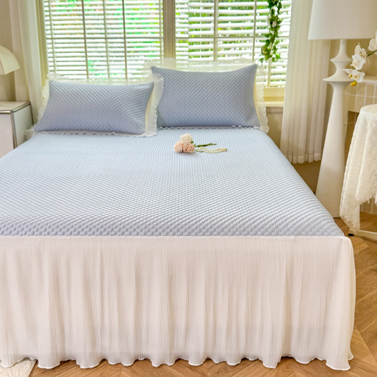 91家纺网 家纺一手货源 找家纺 逸尚阁 2026新款凉感夏被冰豆豆床裙凉席四件套 冰豆豆-宝石蓝