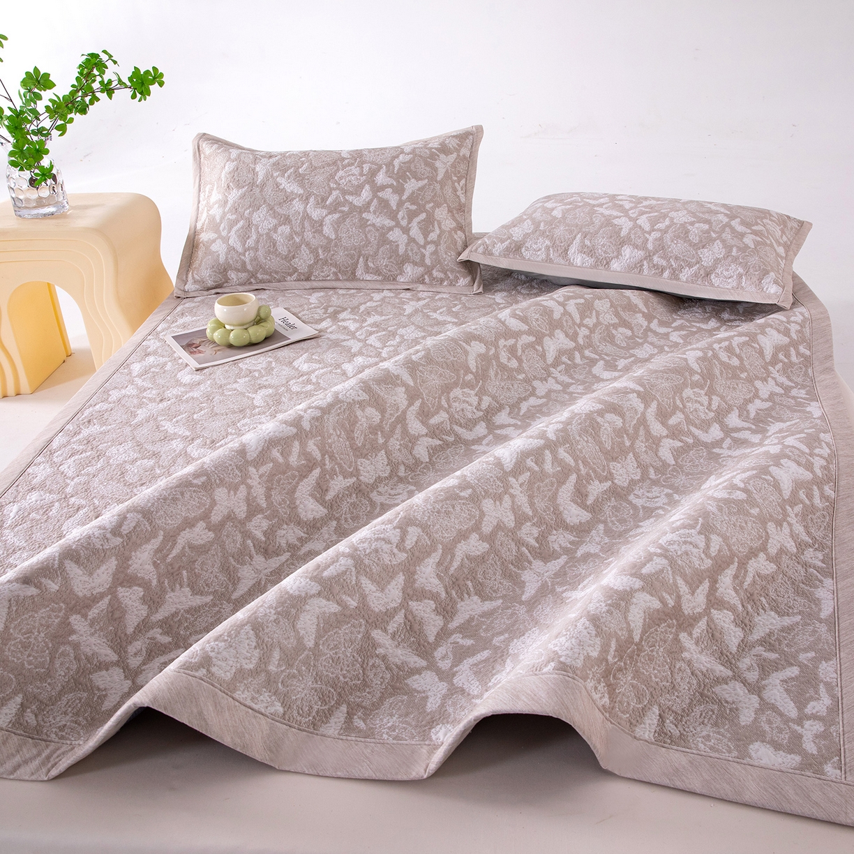 91家纺网 家纺一手货源 找家纺 女子家纺 2026新款A类凉感冰豆豆双面提花席-漫天蝶舞系列 漫天蝶舞-香槟金